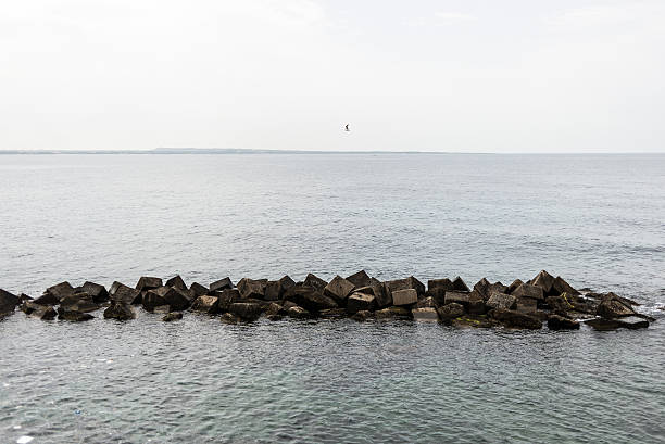 vista do mar de gallipoli (itália) - commercial dock pier reef rock imagens e fotografias de stock