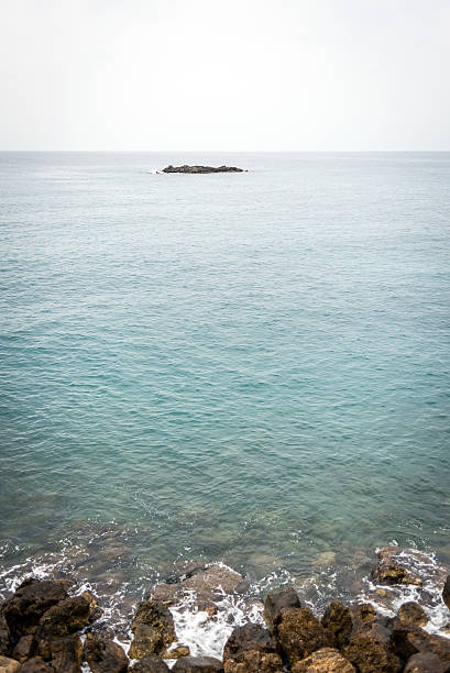 vista do mar de gallipoli (itália) - commercial dock pier reef rock imagens e fotografias de stock