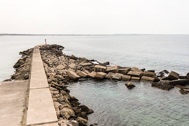 vista do mar de gallipoli (itália) - commercial dock pier reef rock imagens e fotografias de stock