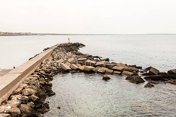 vista do mar de gallipoli (itália) - commercial dock pier reef rock imagens e fotografias de stock