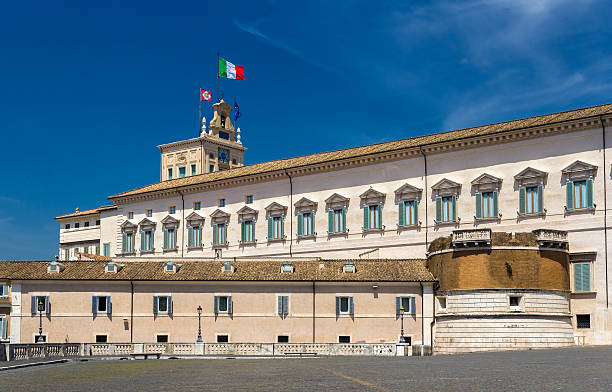 palais du quirinal, la résidence du président de l'italie - building exterior president government building famous place photos et images de collection