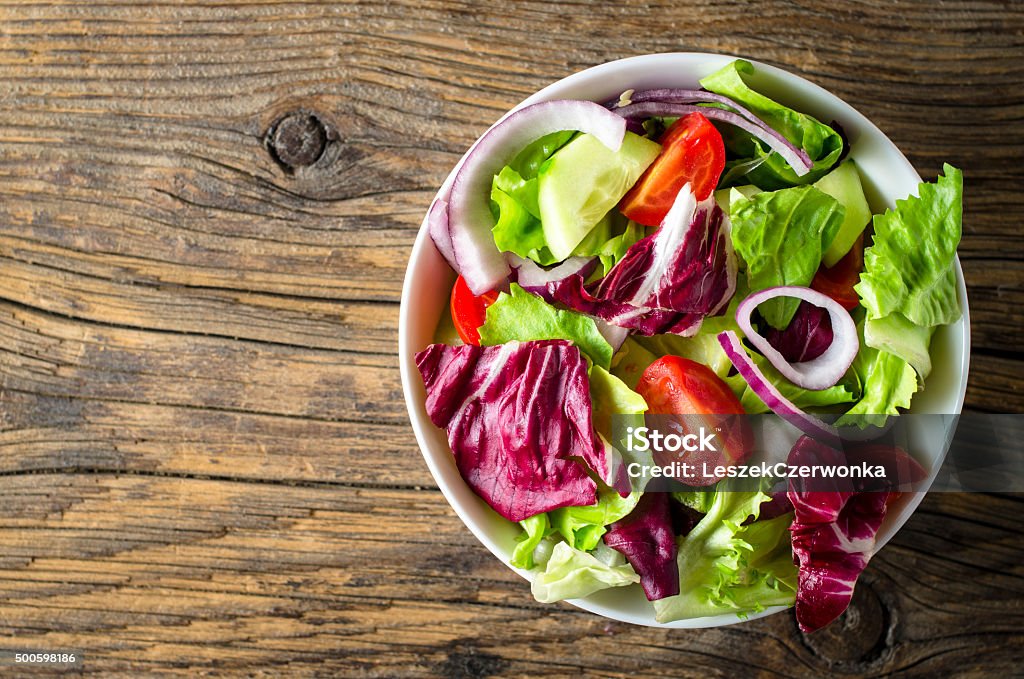 Salade de légumes frais sur une table en bois - Photo de Salade composée libre de droits