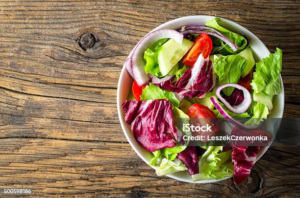 Photo libre de droit de Salade De Légumes Frais Sur Une Table En Bois banque d'images et plus d'images libres de droit de Salade composée - Salade composée, Salade, Saladier