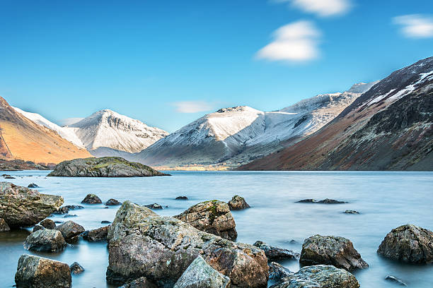 зимний пейзаж в wastwater. - wastwater lake стоковые фото и изображения