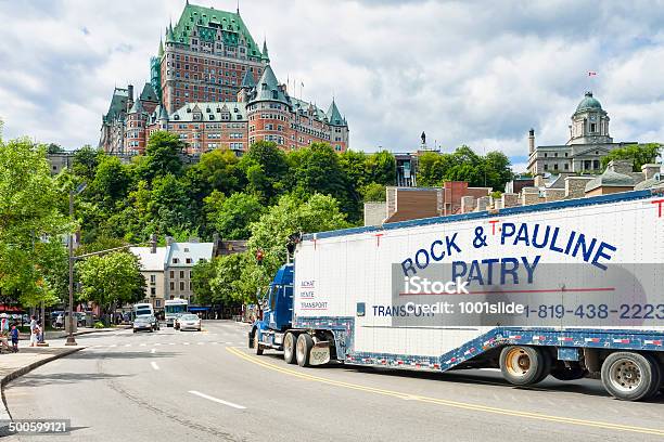 Vista Della Città Di Quebec Con Camion Rimorchio - Fotografie stock e altre immagini di TIR - TIR, Albergo, Ambientazione esterna