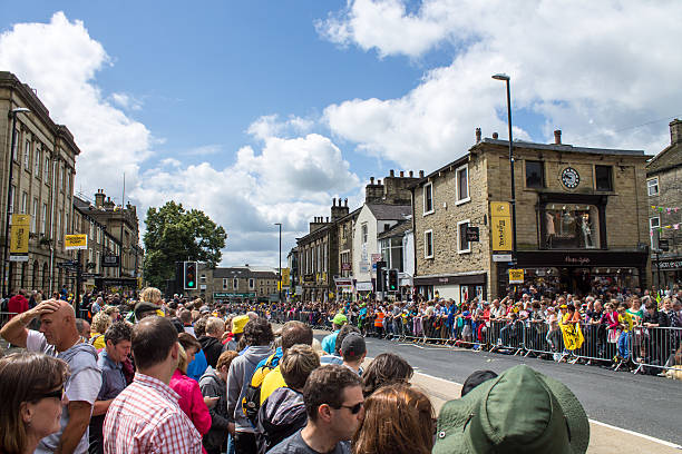 tour de france espectadores - editorial horizontal cycling crowd imagens e fotografias de stock