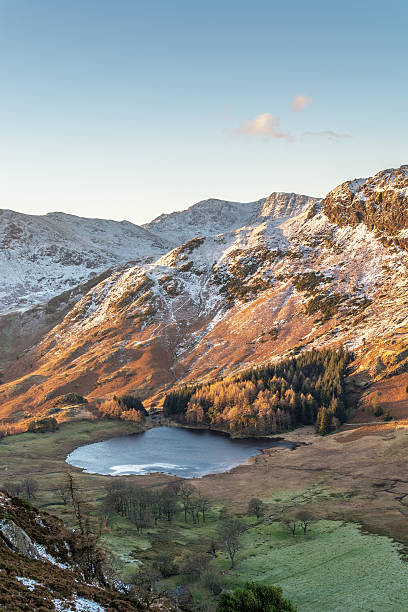 blea tarn z langdale pikes objęte wczesną zimą śniegu. - langdale pikes panoramic english lake district cumbria zdjęcia i obrazy z banku zdjęć