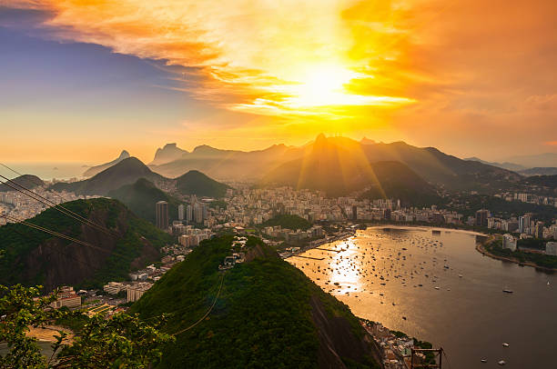 corcovado e botafogo di rio de janeiro. in brasile - downtown district brazil rio de janeiro travel destinations foto e immagini stock