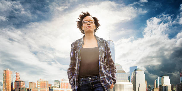 idealisti giovane donna sognare ad occhi aperti nella parte anteriore della città di new york - afro americano immagine foto e immagini stock