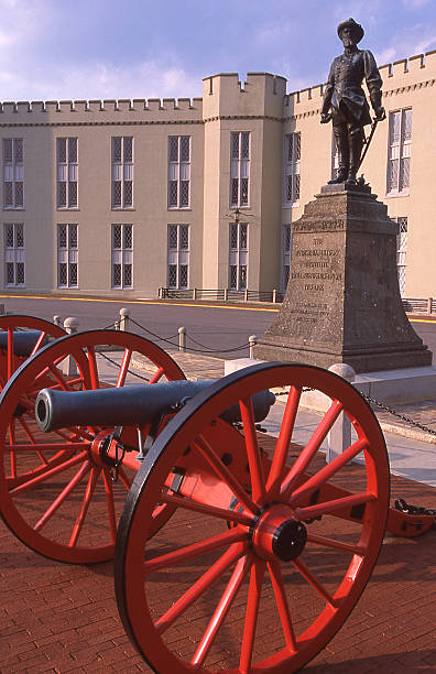 zbliżenie bateria przywrócona artylerii stonewall jackson statua vmi lexington stan wirginia - stonewall jackson zdjęcia i obrazy z banku zdjęć