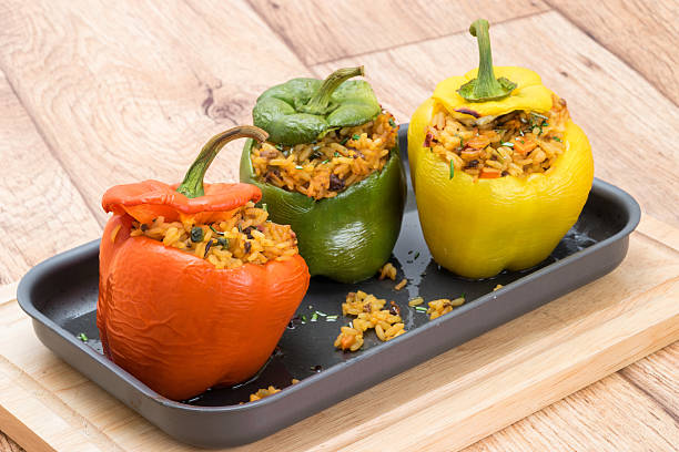 peperoni ripieni - stuffed stuffed pepper pepper bell pepper foto e immagini stock