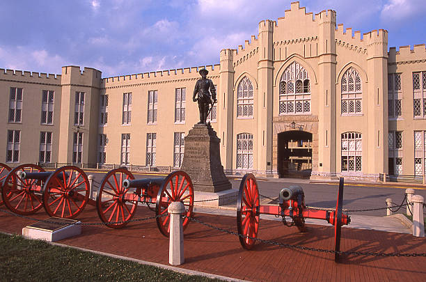 zabytkowy armaty stonewall jackson statua virginia wojskowy instytut lexington stan wirginia - stonewall jackson zdjęcia i obrazy z banku zdjęć