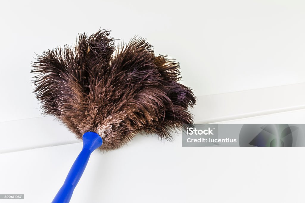 Plumero en techo - Foto de stock de Artículos de limpieza libre de derechos