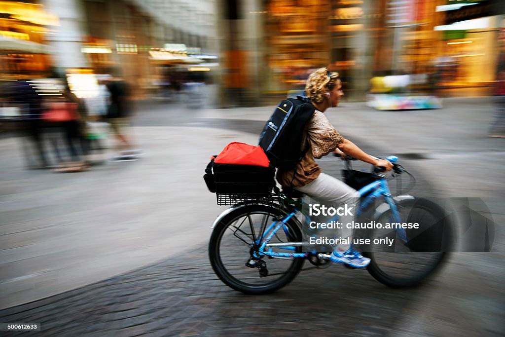 Donna con bicicletta.  Immagine a colori - Foto stock royalty-free di Adulto