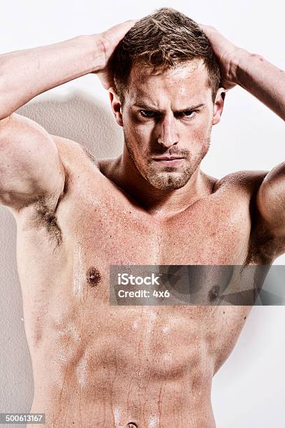 Agresiva Muscular Man Standing Foto de stock y más banco de imágenes de 20 a 29 años - 20 a 29 años, Adulto, Adulto joven