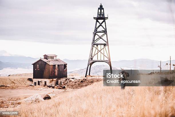 Hombre Caminando Por La Ciudad Antigua De Transporte Pickaxe Aceite De Brocas Y Barn Foto de stock y más banco de imágenes de Escena rural