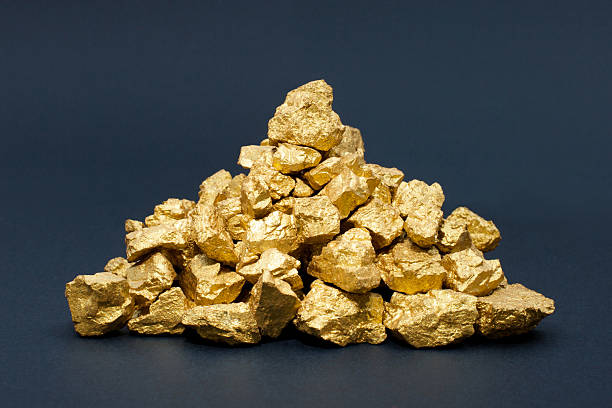 mound of gold mound of gold close-up on grey background ounce stock pictures, royalty-free photos & images
