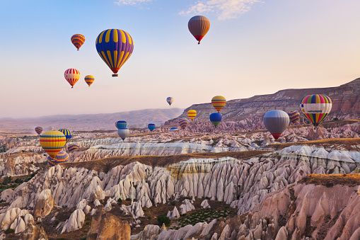 Globos de aire caliente volando sobre Cappadocia Turquía photo