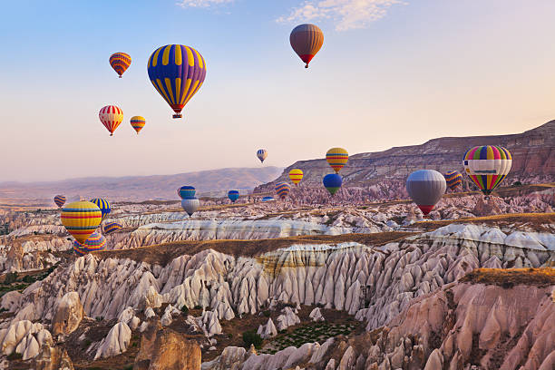 gorącym powietrzem balon latające nad kapadocja turcja - hot air balloon landscape sunrise mountain zdjęcia i obrazy z banku zdjęć