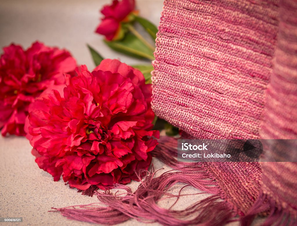 Schal mit handgefertigten neben roten Blumen - Lizenzfrei Baumwolle Stock-Foto