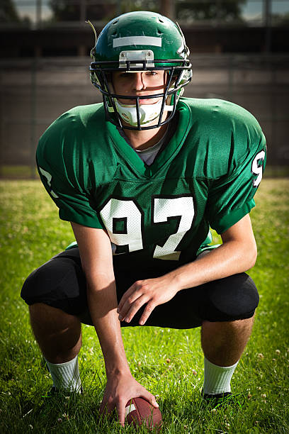 игрок в американский футбол в действии - sport university football player action стоковые фото и изображения