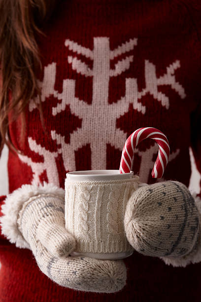 冬のコーヒー、キャンディケイン - glove winter wool touching ストックフォトと画像