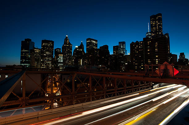 ニューヨークのスカイライン、ブルックリン橋から見た夜景 ストックフォト