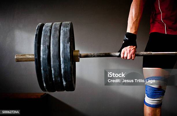 Foto de Homem Prática De Musculação Iii e mais fotos de stock de Levantamento de peso - Levantamento de peso, Musculação com Peso, Levantamento Peso Morto