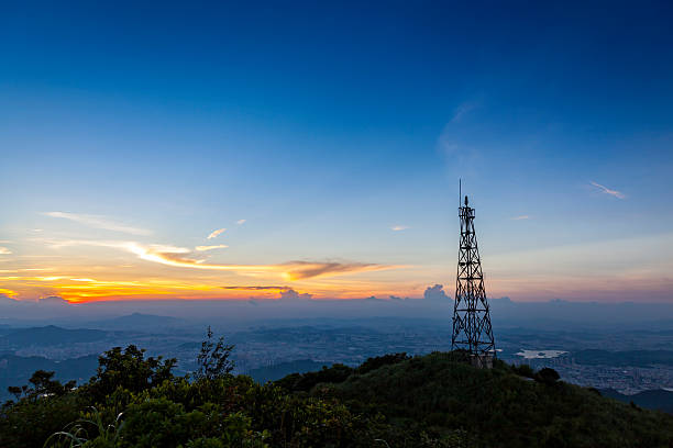 通信塔 - tower communications tower mobile phone antenna ストックフォトと画像