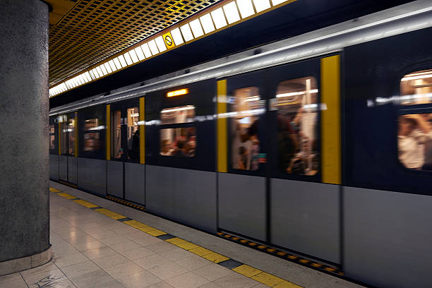 metrô e trem.  imagem a cores - train blurred motion nobody subway train - fotografias e filmes do acervo