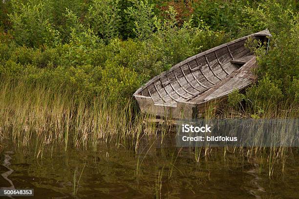 Altes Boot Stockfoto und mehr Bilder von Abgeschiedenheit - Abgeschiedenheit, Alt, Brandung