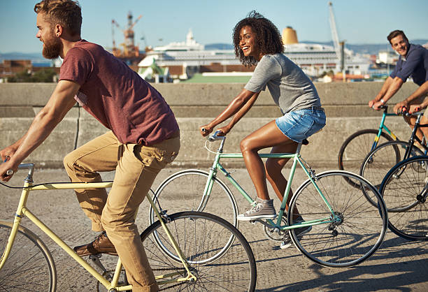 Side shot of three friends cycling happily through the city on a sunnhttp://195.154.178.81/DATA/i_collage/pu/shoots/784346.jpg