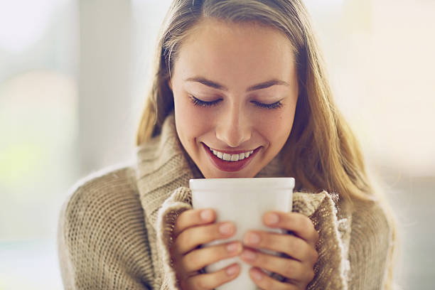 svegliati con il profumo di caffè - tea women cup drinking foto e immagini stock