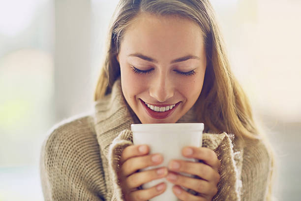 お目覚めのコーヒーの香り - tea women cup drinking ストックフォトと画像