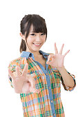 junge-asiatische-frau-zeigen-ok-geste.jp