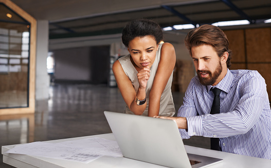 Shot of two architects working together at a laptophttp://195.154.178.81/DATA/i_collage/pu/shoots/806088.jpg