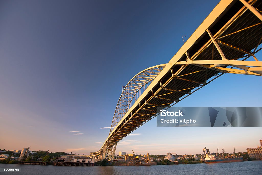 Wygięty w łuk. Wygnij plecy na tyle długi most metalowy duży na Rzeka Willamette - Zbiór zdjęć royalty-free (Bezpośrednio poniżej)