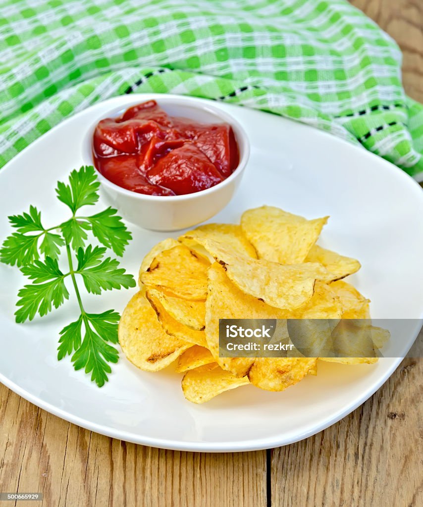 Chips mit Tomaten-sauce auf einem board - Lizenzfrei Ausgedörrt Stock-Foto