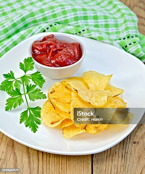 Chips Mit Tomatensauce Auf Einem Board Stockfoto und mehr Bilder von Ausgedörrt - Ausgedörrt, Bauholz-Brett, Bildhintergrund