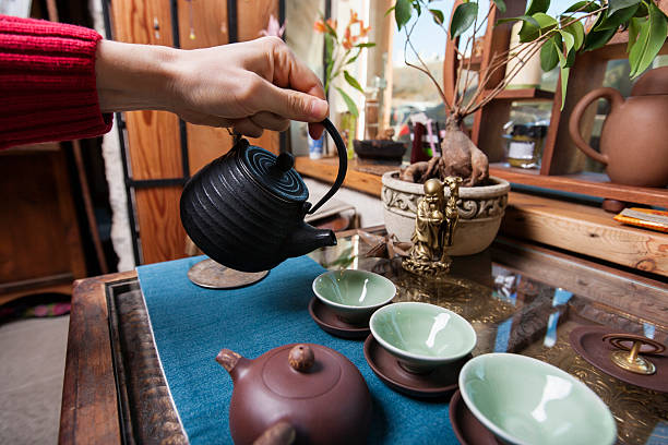 istock Male hand pouring tea into cups in store 500666227