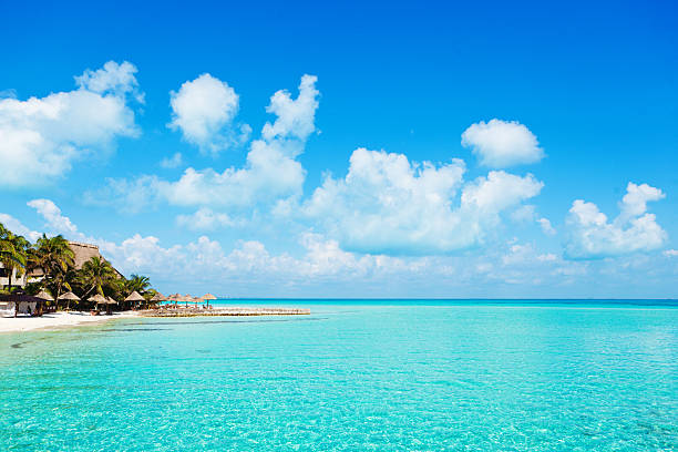 каникулы тропический пляжный курортный отель с морской водой, небесно-голубой - beach tourist resort mexico tropical climate стоковые фото и изображения