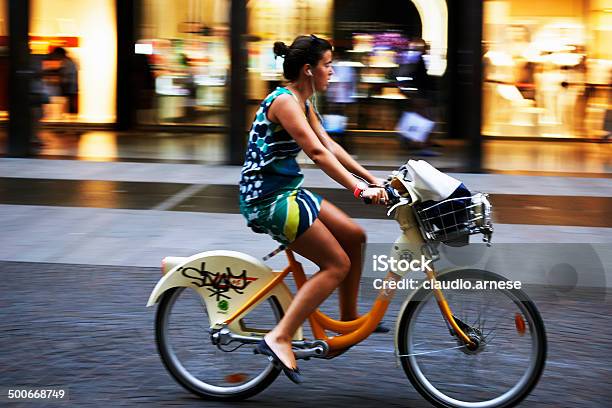 Bike Sharing Immagine A Colori - Fotografie stock e altre immagini di Bicicletta - Bicicletta, Ciclismo, Milano