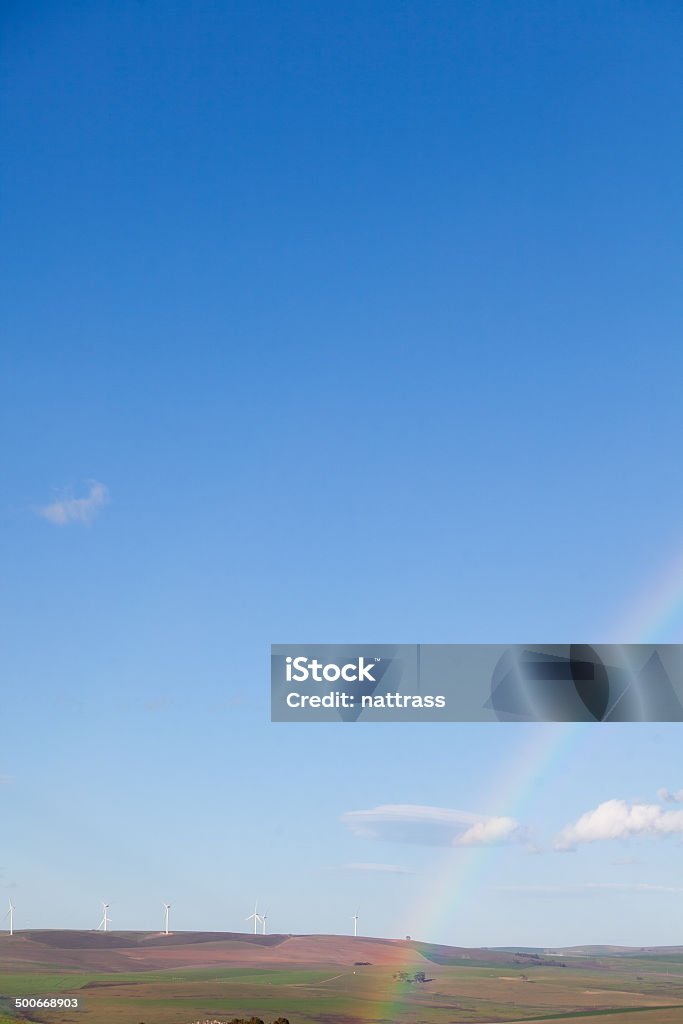 Beuatiful rainbow появится рядом с ветровой турбины - Стоковые фото Вертикальный роялти-фри
