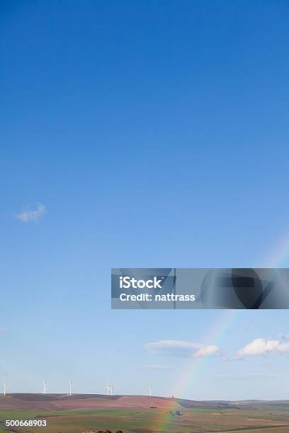 Beuatiful Rainbow Появится Рядом С Ветровой Турбины — стоковые фотографии и другие картинки Вертикальный