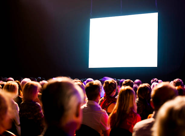 public en regardant la télévision sur un écran vide vif - stage theater photos et images de collection