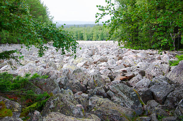 big stone rzekę. taganay. southern uralem - 2 - south ural zdjęcia i obrazy z banku zdjęć