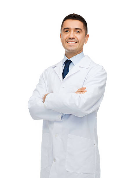 hombre sonriente médico en abrigo blanco - scientist lab coat doctor male fotografías e imágenes de stock