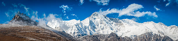 himalajski góry śnieżne szczyty panorama cho oyu 8201 m tybet nepal - cho oyu zdjęcia i obrazy z banku zdjęć