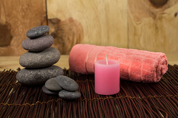 ароматическая свеча спа-розовый - bamboo zen like buddhism spa treatment стоковые фото и изображения