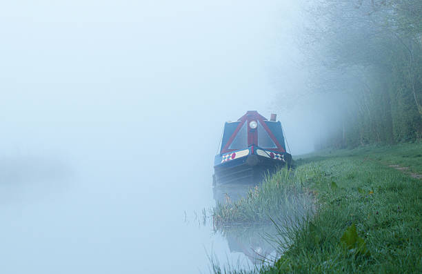 bote en la niebla canal - canal narrow boat nautical vessel england fotografías e imágenes de stock